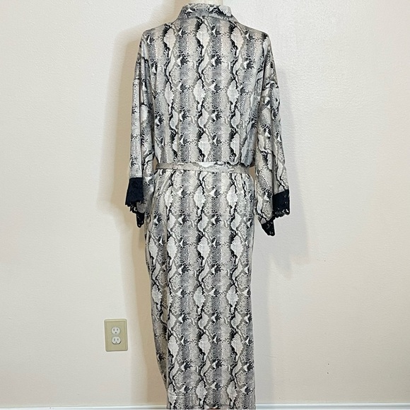 Torrid Snake Print Robe Size 2 - Picture 5 of 16